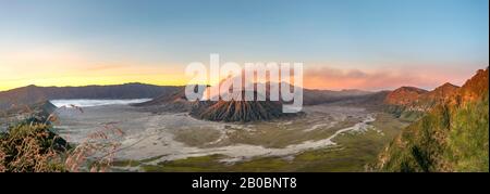 Paesaggio vulcanico all'alba, panorama, fumo vulcano Gunung Bromo, con il Monte Batok, Mt. Kursi, Monte Gunung Semeru, Bromo-Tengger-Semeru National Foto Stock