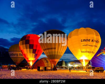 Balloon Glow, Balloon Festival, Inzell, County Traunstein, Alta Baviera, Baviera, Germania Foto Stock