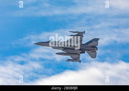In questo colpo una F-16 Fighting Falcon banche subito dopo che si toglie dalla Hill Air Force base a Layton, Utah, Stati Uniti. Foto Stock
