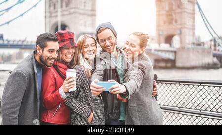 Amici giovani felici che fanno video per social media rete prossimo Tower bridge - persone Millennial divertirsi con le nuove tendenze tecnologia - Viaggi e fr Foto Stock