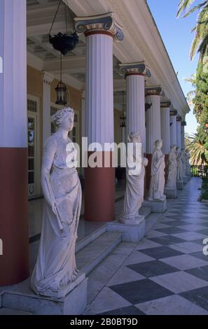 GRECIA, CORFU, PALAZZO ACHILLION (VILLA DELL'IMPERATRICE SISI), PATIO, STATUE Foto Stock