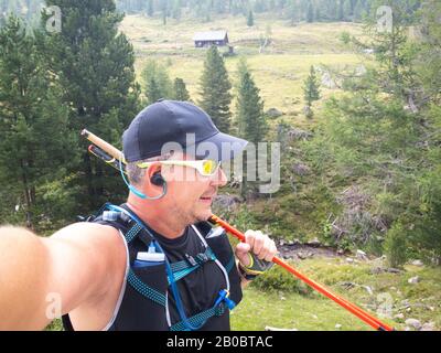 selfie da un corridore che è stato trailrunning nelle montagne della carinzia Foto Stock