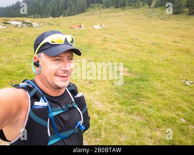 selfie da un corridore che è stato trailrunning nelle montagne della carinzia Foto Stock