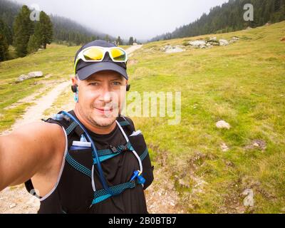 selfie da un corridore che è stato trailrunning nelle montagne della carinzia Foto Stock