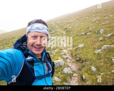 selfie da un corridore che è stato trailrunning nelle montagne della carinzia Foto Stock