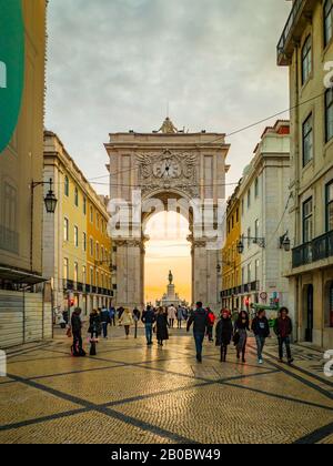 Lisbona - Portogallo, 17 gennaio 2020, Persone in una strada di Lisbona con Rua Augusta Arch Foto Stock