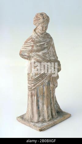 Artista sconosciuto, Tanagra Figurine of Standing Woman, n.d., terracotta stampata, 7 5/16 in. X 2 11/16 in. (18,5 cm. x 6,8 cm.) Foto Stock