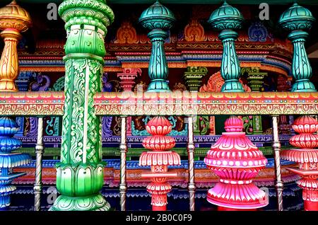 Tempio indù con forme architettoniche, forme e disegni colorati e unici Foto Stock