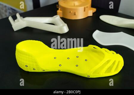 Mano con oggetto stampato sulla stampante 3d close-up Foto Stock