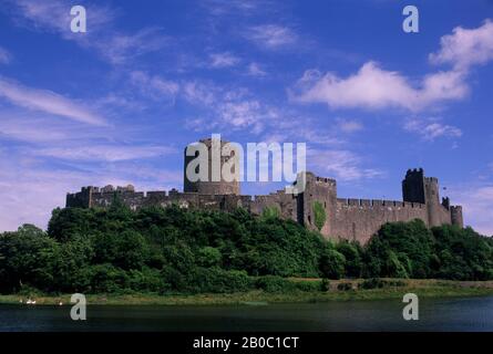 REGNO UNITO, GALLES, CASTELLO DI PEMBROKE, VISTA DALL'ALTRA PARTE DEL FIUME Foto Stock