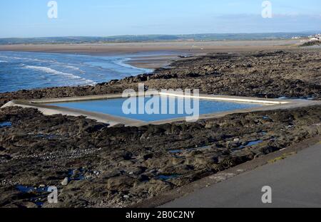 Piscina all'aperto Square Rock sopra la spiaggia a Westward ho! Sul South West Coastal Path, North Devon, Inghilterra, Regno Unito. Foto Stock