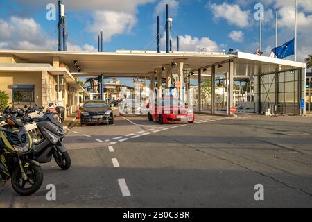 Gibilterra - 12 gennaio 2020: Attraversamento delle frontiere da Gibilterra alla Spagna, controllo dei passaporti e dei bagagli Foto Stock