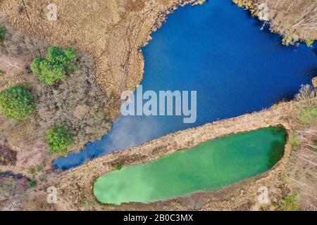 Veduta aerea di un lago nel paesaggio tedesco brughiera, Verticale da grande altezza Foto Stock