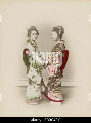 Artista sconosciuto, Due Donne giapponesi in Kimonos permanente Faccia a Faccia, n.d., stampa di albume a mano-colorato?, 10 1/8 in. X 8 5/16 in. (25,72 cm x 21,11 cm Foto Stock