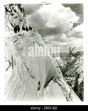 Artista sconosciuto, Riders on Horseback on Trail, Zion National Park, Utah, 31/3/1951, stampa gelatina argento Foto Stock