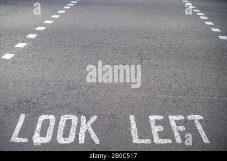 L'iscrizione Si Affaccia a sinistra su un passaggio pedonale sulla strada Foto Stock