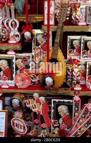 AUSTRIA, SALISBURGO, NEGOZIO DI CIOCCOLATO, VETRINA DI MOZART KUGELN Foto Stock