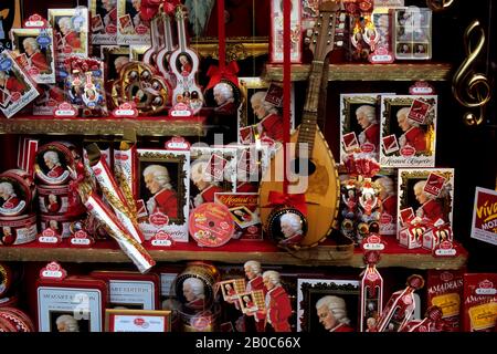 AUSTRIA, SALISBURGO, NEGOZIO DI CIOCCOLATO, VETRINA DI MOZART KUGELN Foto Stock