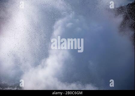 Strokkur Geyser primo piano eruzione. Gocce d'acqua e spray Foto Stock