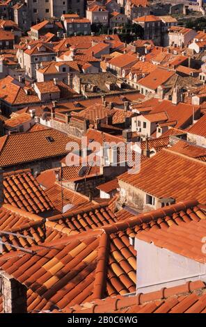 CROAZIA, DUBROVNIK, PANORAMICA DELLA CITTÀ VECCHIA, TETTI Foto Stock