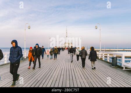 Molo in legno a Sopot in primavera. Tempo di vento buono. Giornata invernale sul vecchio molo di legno a Sopot, Polonia 9 febbraio 2020. Persone che camminano sul molo di legno Foto Stock