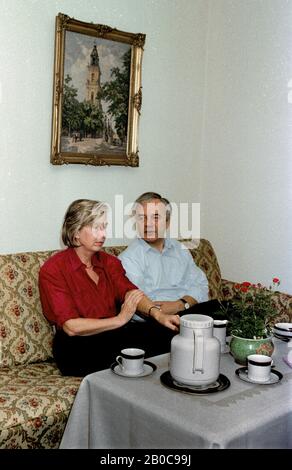 01 gennaio 1990, Berlino, Potsdam: Famiglia Stolpe nella loro casa di Potsdam: Ingrid, Manfred.Exact data della registrazione non nota. Foto: Paul Glaser/dpa-Zentralbild/ZB Foto Stock