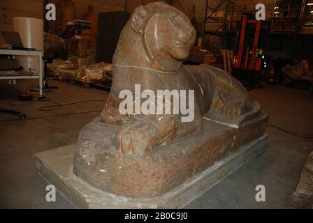 Leone sdraiato, Amenhotep III, Soleb, castone in pasta di un leone reclinabile (in due pezzi, l'altro i 1927 Foto Stock