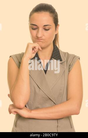 Studio scatto di bella donna d'affari italiana con capelli legati Foto Stock