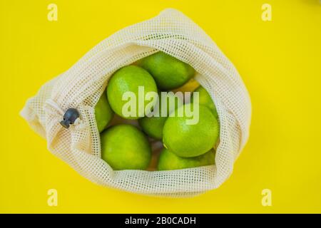 Tangerini in un sacchetto riutilizzabile. Concetto di zero sprechi Foto Stock