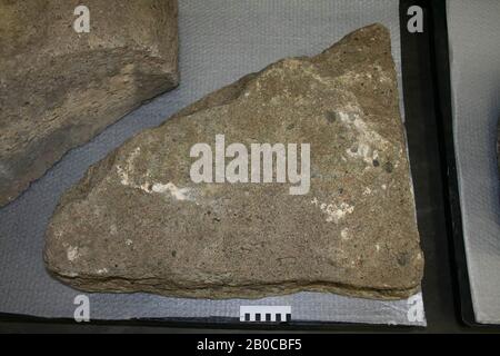 Frammento di costruzione di pietra tufa, frammento di costruzione, pietra, tufo, 56 x 63 x 29 cm, Paesi Bassi, ignoti, sconosciuti Foto Stock