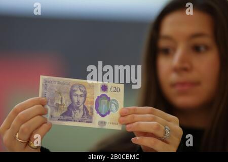 Tate Britain, Londra, Regno Unito 20 Feb 2020 - un membro dello staff detiene la nuova nota bancaria di £20 con l'artista JMW Turner, alla Tate Britain. Un ritratto di JMW Turner si presenta sulla nuova banconota da £20 che entra in circolazione il 20 febbraio. Credito: Dinendra Haria/Alamy Live News Foto Stock