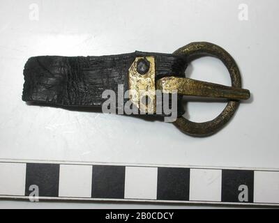 Paesi Bassi Medioevo, cintura con accessori, organici, pelle, metallo, lega di rame, Cintura, L, 5,3 cm, B, 1,15 - 2,1 cm, D, 0,3 - 0,8 cm, fine, 14th secolo 1350-1400, Paesi Bassi, Sud Olanda, Dordrecht, Dordrecht Foto Stock