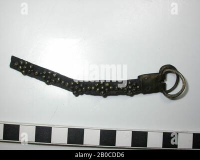 Paesi Bassi Medioevo, cintura con accessori, organici, pelle, metallo, lega di rame, Cintura, L, 10 cm, W, 0,9 cm, D, 0,25 cm, fine 14th secolo 1350-1400, Paesi Bassi, Sud, Olanda, Dordrecht, Dordrecht Foto Stock