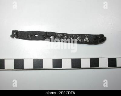 Paesi Bassi Medioevo, cintura con accessori, organici, pelle, metallo, piombo, lega di stagno, Cintura, L, 11 cm, W, 0,95 cm, D, 0,35 cm, fine 14th secolo 1350-1400, Paesi Bassi, Sud Olanda, Dordrecht, Dordrecht Foto Stock