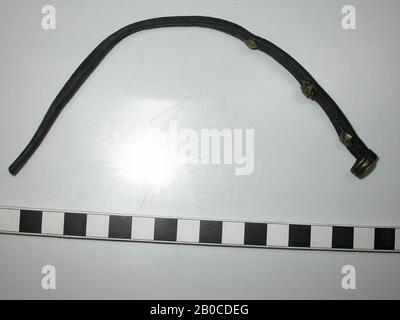 Paesi Bassi Medioevo, cintura con accessori, organici, pelle, metallo, lega di rame, Cintura, L, 22,5 cm, W, 0,8 cm, D, 0,35 cm, fine 14th secolo 1350-1400, Paesi Bassi, Sud Olanda, Dordrecht, Dordrecht Foto Stock