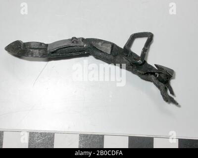 Paesi Bassi Medioevo, cintura con accessori, organici, pelle, metallo, piombo, lega di stagno, Cintura, L, 8.0 cm, W, 0.8 cm, D, 0.3 cm, fine 14th secolo 1350-1400, Paesi Bassi, Sud Olanda, Dordrecht, Dordrecht Foto Stock