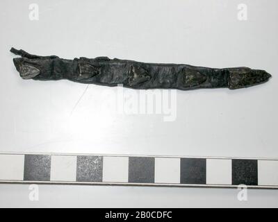 Paesi Bassi Medioevo, cintura con accessori, organici, pelle, metallo, piombo, lega di stagno, Cintura, L, 10.1 cm, W, 0.8 cm, D, 0.3 cm, fine 14th secolo 1350-1400, Paesi Bassi, Sud Olanda, Dordrecht, Dordrecht Foto Stock