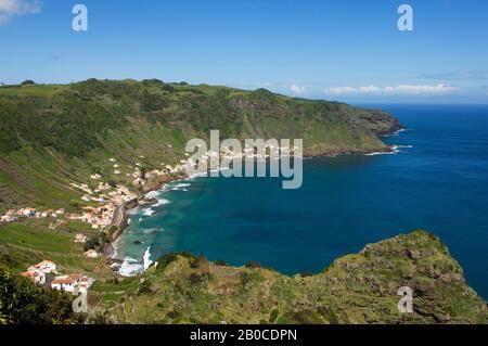 PORTOGALLO, ISOLE AZZORRE, ISOLA DI SANTA MARIA, PUNTO PANORAMICO DI SAO LOURENCO, VISTA DEL VILLAGGIO COSTIERO E DEI CAMPI Foto Stock