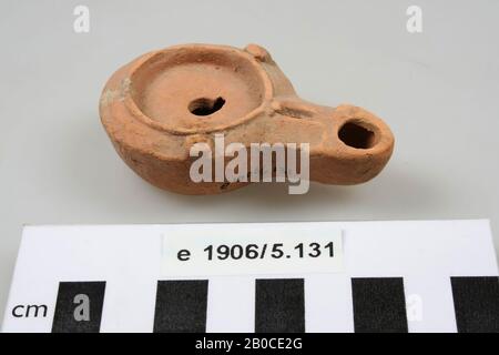 Lampada ad olio in terracotta, con beccuccio, foro di riempimento e foro di fuoco. Marca fabbrica: Fortis., lampada ad olio, terracotta, terracotta, 7 x 4,4 x 2,2 cm, romana, Olanda, Gelderland, Nijmegen, Nijmegen, Hees Foto Stock