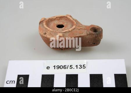 Lampada ad olio in terracotta, con beccuccio, foro di riempimento e foro di fuoco. L'orecchio è mancante, danni alla superficie, lampada a olio, terracotta, terracotta, 6,1 x 3,9 x 2,5 cm, romano, olandese, Gelderland, Nijmegen, Nijmegen, Hees Foto Stock