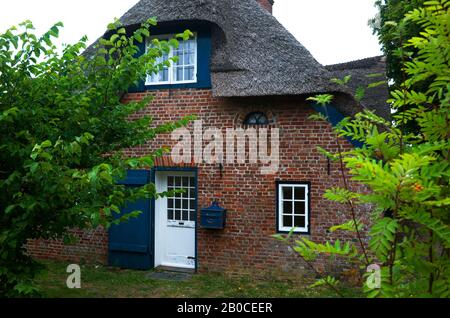 GERMANIA, SCHLESWIG HOLSTEIN, MARE DEL NORD, ISOLE FRISONE DEL NORD, ISOLA DI SYLT, VILLAGGIO DI KEITUM, CASA COPERTA DI CANNE, PORTA Foto Stock