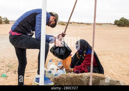 Marocco, Taouz, pozzo d'acqua Foto Stock