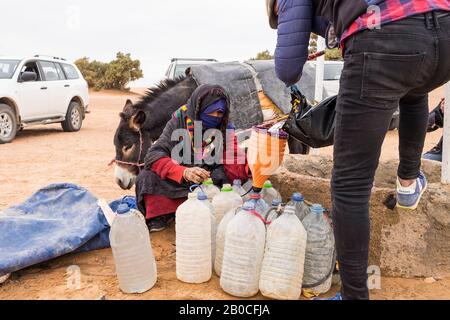 Marocco, Taouz, pozzo d'acqua Foto Stock