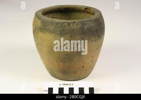 Urna di terracotta. Vecchi legami e aggiunte., Urn, terracotta, h: 14 cm, diam: 15,5 cm, romano, Olanda, Gelderland, Nijmegen, Nijmegen Foto Stock