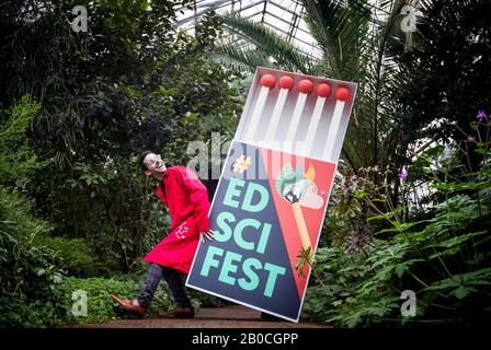 Il membro del team creativo Conor Ellis al lancio del programma per il Festival della Scienza di Edimburgo 2020 presso il Royal Botanic Garden di Edimburgo. Foto Stock
