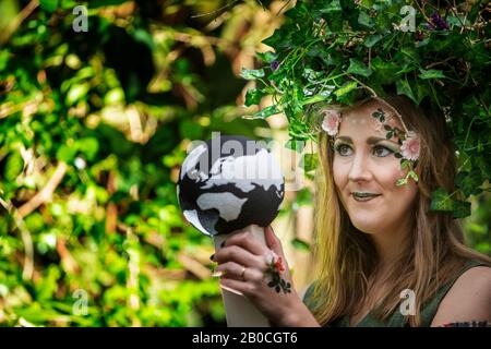 Emily Raemaekers, membro del team creativo, al lancio del programma per il Festival della Scienza di Edimburgo 2020 presso il Royal Botanic Garden di Edimburgo. Foto Stock