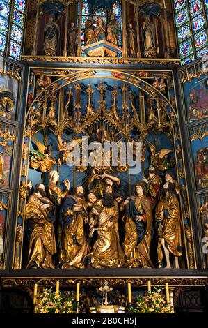 POLONIA, CRACOVIA, ST. BASILICA DI MARIA, INTERNO, ALTARE Foto Stock