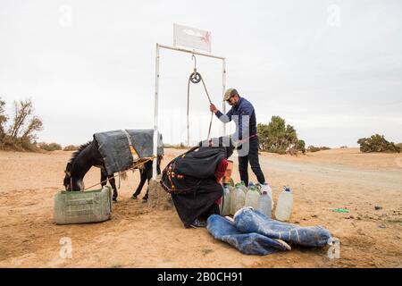 Marocco, Taouz, pozzo d'acqua Foto Stock