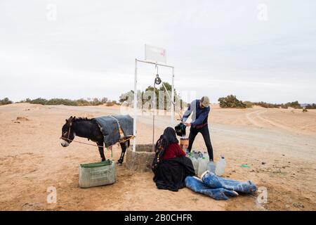 Marocco, Taouz, pozzo d'acqua Foto Stock