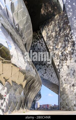 Architettura del 'Philharmonie de Paris', un'istituzione culturale situato nel Parc de la Villette, 19th arrondissement, Parigi, FRANCIA. Foto Stock